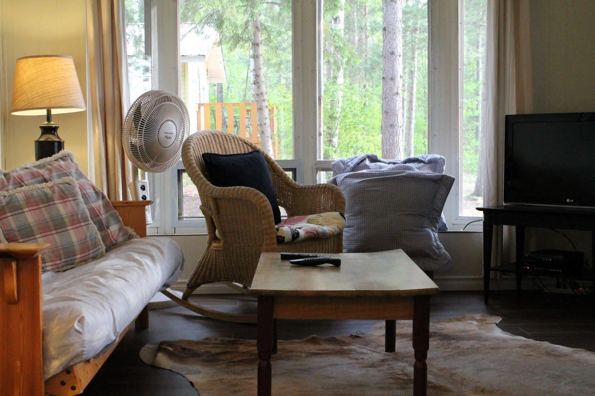 Algonquin'S Edge Resort Madawaska Екстер'єр фото