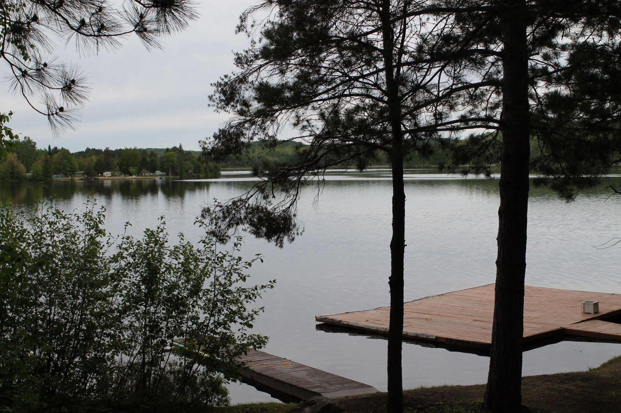 Algonquin'S Edge Resort Madawaska Екстер'єр фото